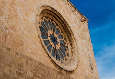 Eski bir manastırın yuvarlak penceresi