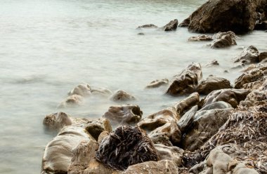 Kayalara çarpan deniz suyu