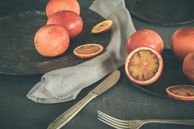 Kan portakal rustik ve gri arka plan üzerinde