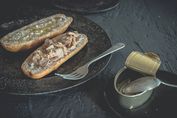 Thunfisch-Sandwich mit Vollkornbrot, gesunde Kost. schwarzes Essen. — Stockfoto
