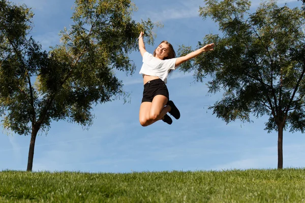 Springen vor Freude — Stockfoto