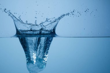 Buz parçası üzerinde su sıçramasına ve yüksek hızda fotoğrafı
