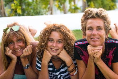 İki kadın bir bahçede bir varoluş kız yanındaki yalan poz