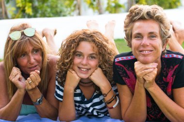 İki kadın bir bahçede bir varoluş kız yanındaki yalan poz