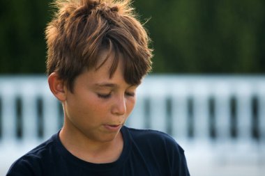 Yaz zamanı sırasında bir bahçede preadolescent gülümseme pozlar