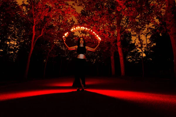 Bruja jugando con luces — Foto de Stock