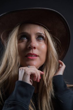 Alçak-ışık fotoğraf stüdyosu modelinde