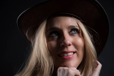 Alçak-ışık fotoğraf stüdyosu modelinde