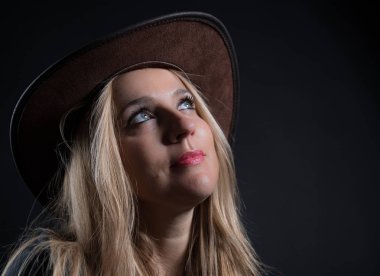 Alçak-ışık fotoğraf stüdyosu modelinde