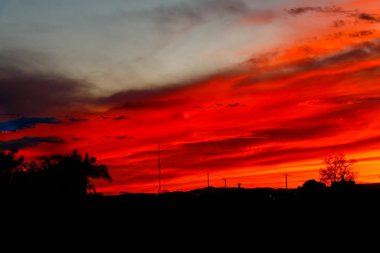 Kırmızı ufuk bahar sırasında