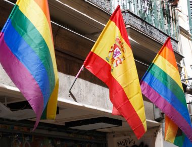 Bayraklar ve Madrid Eşcinsel gurur günü sırasında renkleri