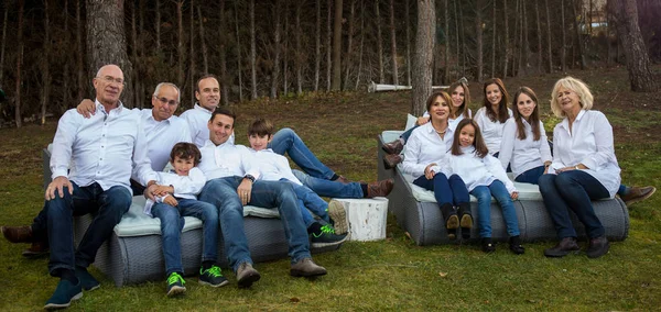 Bütün aile bir parti kutluyor