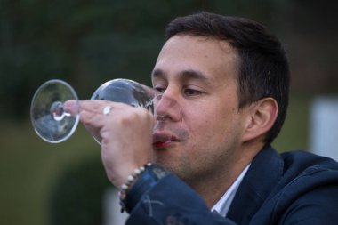 Arkadaşlar bir partide kızartma