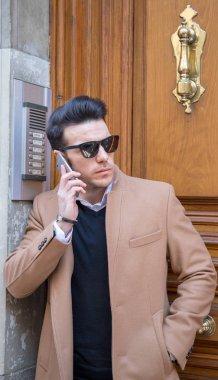 Madrid yaşam tarzı oturumuyla erkek modeli