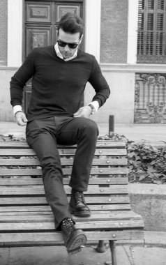 Madrid yaşam tarzı oturumuyla erkek modeli