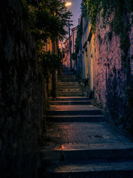 Foto vertical de um beco estreito à noite na cidade de Dubrovnik — Fotografia de Stock