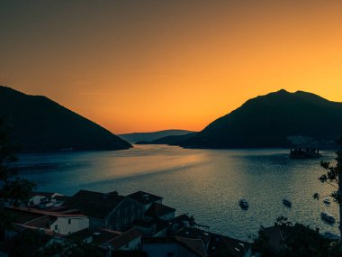 Karadağ 'da güneş batarken Kotor Körfezi' nin havadan görünüşü