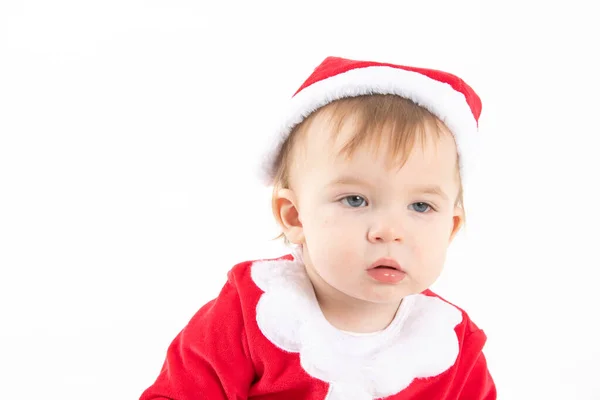 Bebê vestido de Papai Noel com a expressão de estar sonolento — Fotografia de Stock