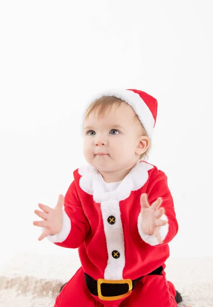Bebê vestido de Papai Noel batendo palmas com as mãos — Fotografia de Stock