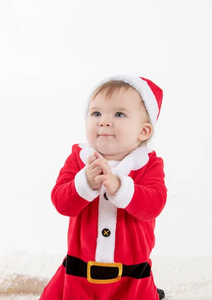 Bebê vestido de Papai Noel batendo palmas com as mãos — Fotografia de Stock