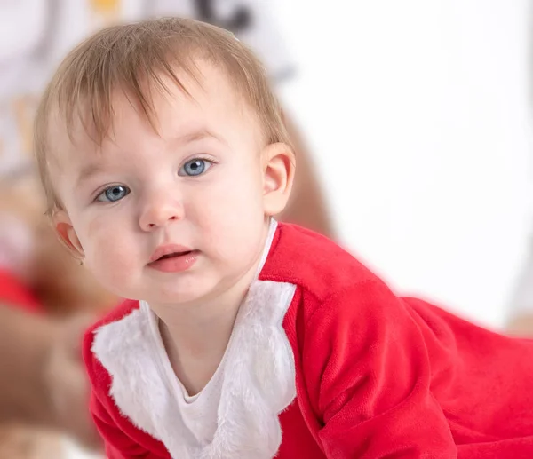 Bambino travestito da Babbo Natale sdraiato sul pavimento — Foto Stock