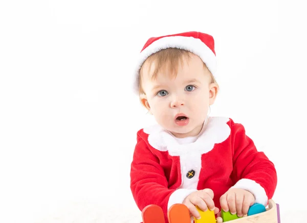 Bebê vestido de Papai Noel rastejando — Fotografia de Stock