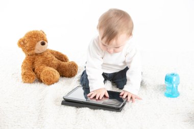 Oyuncak ayı ve tabletli bebek