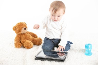 Oyuncak ayı ve tabletli bebek