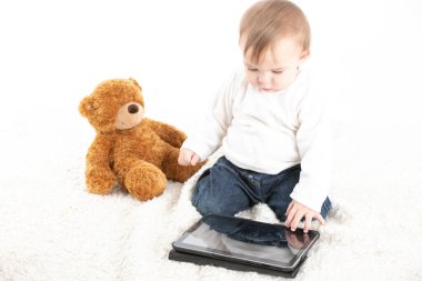 Stüdyo fotoğrafında beyaz bir arka plan var.