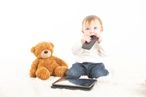 Stock photo studio avec le fond blanc du visage d'un bébé wi — Photo