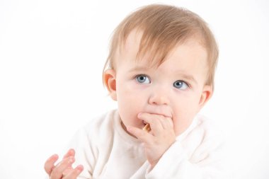 Bebeğin yüzü, parmakları ağzında.