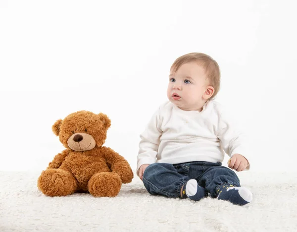 Baby met een teddybeer — Stockfoto