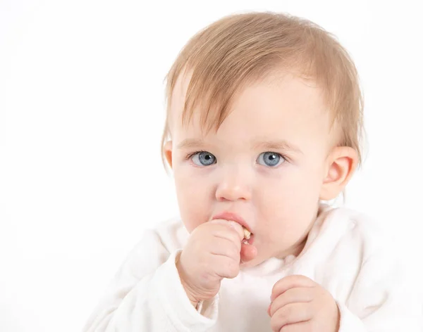 Faccia del bambino con la mano in bocca — Foto Stock