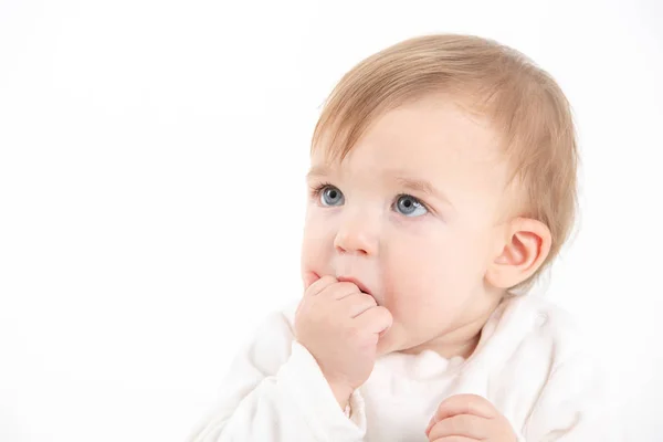 Baby 's gezicht met vingers in de mond — Stockfoto