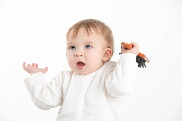 Bambino con le braccia sollevate con un giocattolo in mano — Foto Stock