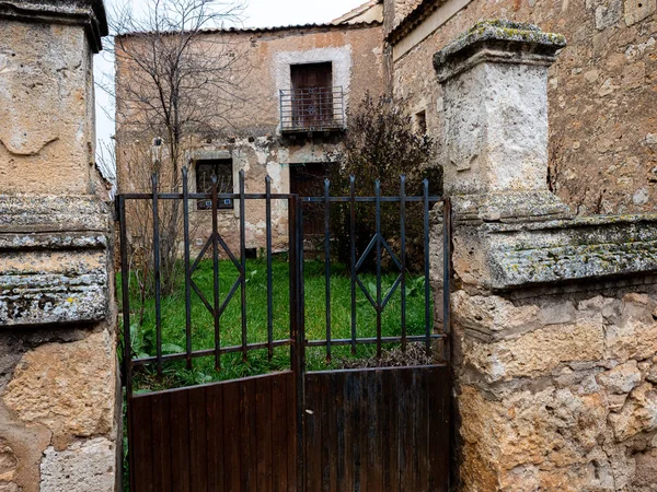 Entrance with a rusty iron door from a stone house — ストック写真