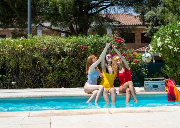 Foto Estoque Três Meninas Diferentes Etnias Com Roupas Banho Diferentes — Fotografia de Stock