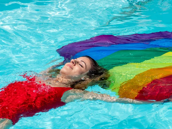 Stockfoto Van Een Blond Meisje Ontspannen Liggend Het Water Van — Stockfoto