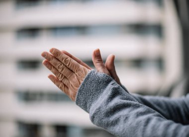 Koronavirüs karantinası sırasında el çırpma ve el çırpma ön planı
