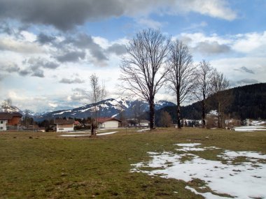 Avusturya 'nın Kitzbuhel kentindeki dağ manzarası bulutlu bir günde