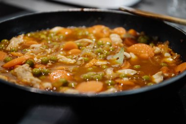 İspanya 'da hapisteyken tava pilav ve tavuk paella pişirirken yan manzara