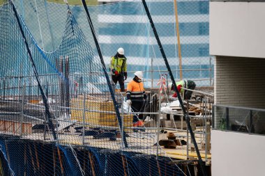 15 Nisan 2020 'de Madrid' de İspanya 'daki işçiler kovid virüsü kapmamak için koruyucu maskelerle çalışıyorlar.