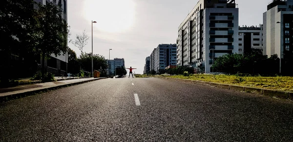 Femme Bras Ouverts Dans Une Rue Déserte Suite Virus Couronne — Photo