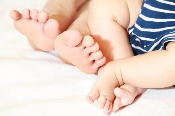 Familie Hause Mit Den Füßen Auf Dem Bett — Stockfoto