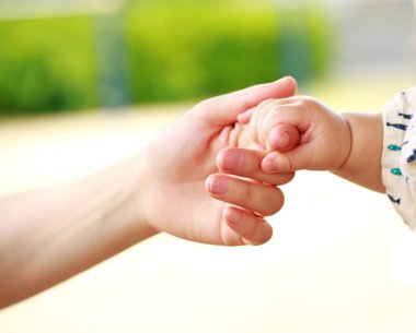 Aile sahne, closeup üst ve bebek el bir arada tutan