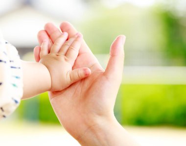 Aile sahne, closeup üst ve bebek el bir arada tutan