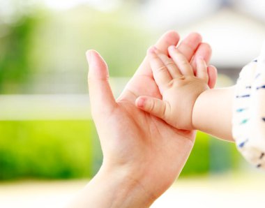 Aile sahne, closeup üst ve bebek el bir arada tutan