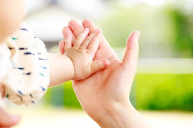 Aile sahne, closeup üst ve bebek el bir arada tutan