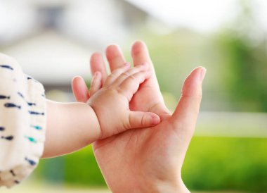 Aile sahne, closeup üst ve bebek el bir arada tutan