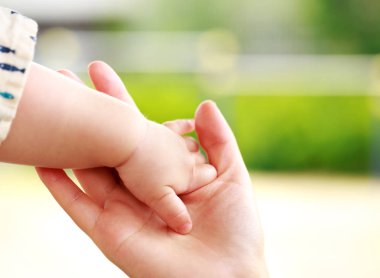 Aile sahne, closeup üst ve bebek el bir arada tutan